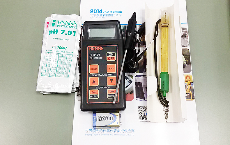 HI8424便携式防水型温度测定仪 产品简介 便携式微电脑酸度pH-氧化还原ORP测定仪,优良的防水性,操作便捷,是市场上销售最大也最受欢迎的酸度测定仪产品。 内置三个酸度标准校准点(pH4.01,7.01,10.01),1、2点自动校准识别,可避免出现校准错误。 开机自检,显示电池电量,BEPS 低电量防护系统,当电池电量过低时将自动关机,避免测值错误。 使用氧化还原ORP电极可实现氧化还原电位测量,自动选择解析度;读数达到699.